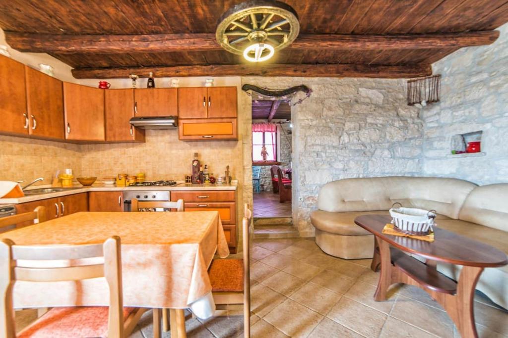 Kuchyň nebo kuchyňský kout v ubytování Holiday house Eleonora