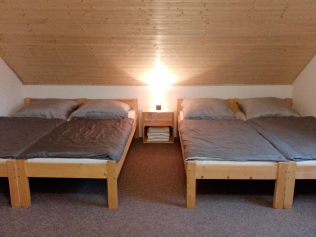 Postel nebo postele na pokoji v ubytování UBYTOVÁNÍ S WELLNESS