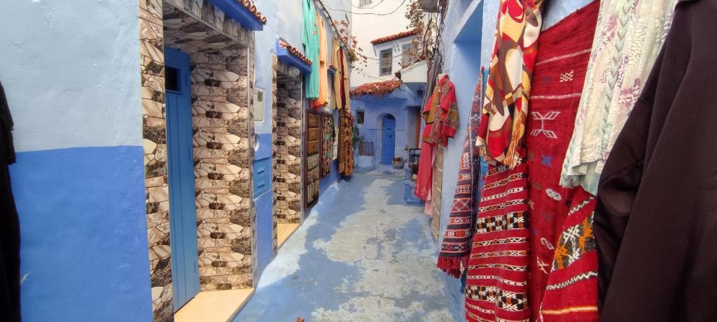 un callejón en la ciudad azul de chefchaouen en Casa Lotfi, en Chefchaouen