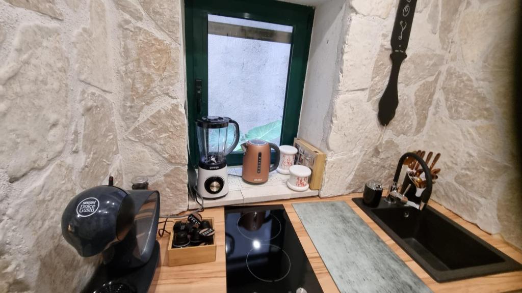 Kuchyňa alebo kuchynka v ubytovaní Stone studio