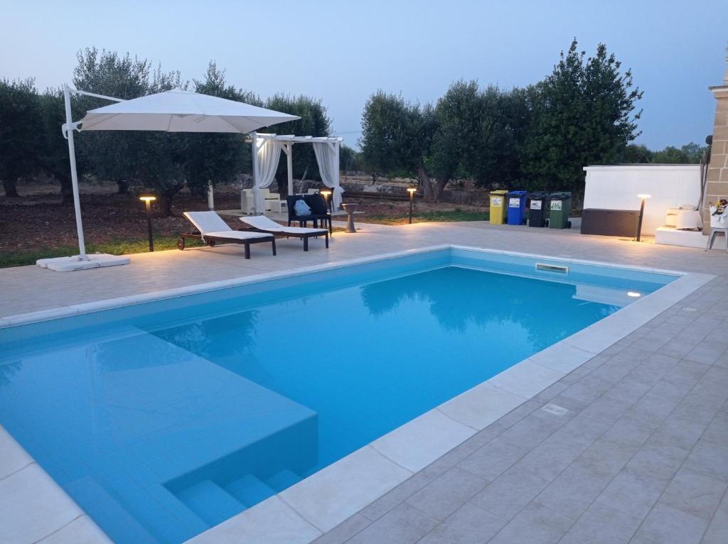 The swimming pool at or close to Dimora Pianelle