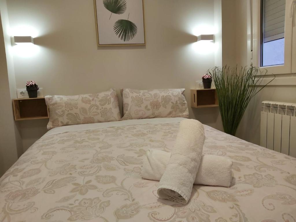 Posteľ alebo postele v izbe v ubytovaní EL RINCON DE LA MERCED junto Laurel Aire acondicionado By Apartamentos Logrono
