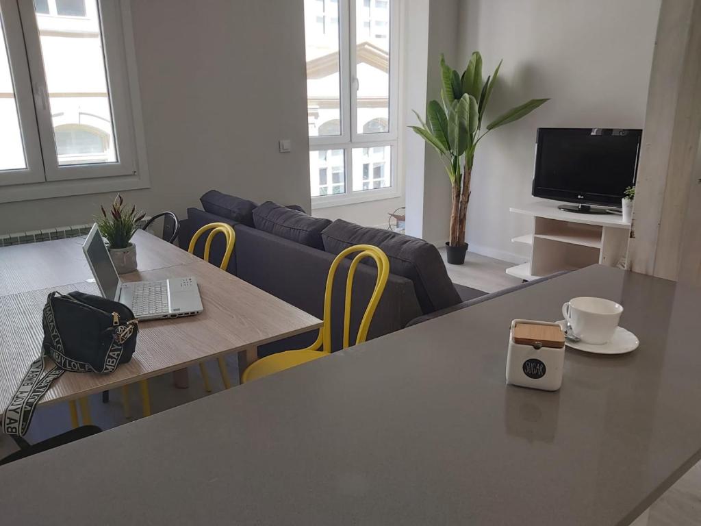 Televízia a/alebo spoločenská miestnosť v ubytovaní EL RINCON DE LA MERCED junto Laurel Aire acondicionado By Apartamentos Logrono