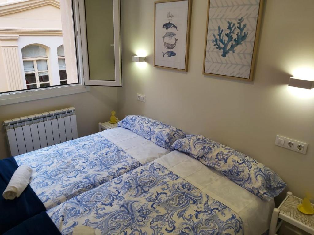 Posteľ alebo postele v izbe v ubytovaní EL RINCON DE LA MERCED junto Laurel Aire acondicionado By Apartamentos Logrono