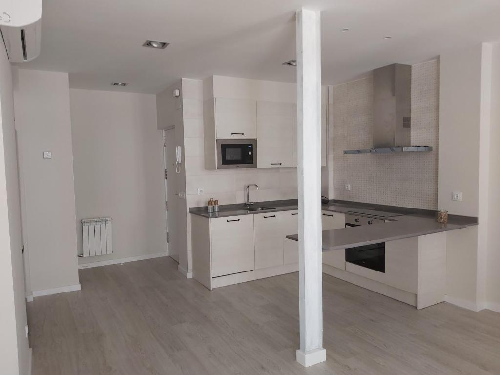 Kuchyňa alebo kuchynka v ubytovaní EL RINCON DE LA MERCED junto Laurel Aire acondicionado By Apartamentos Logrono