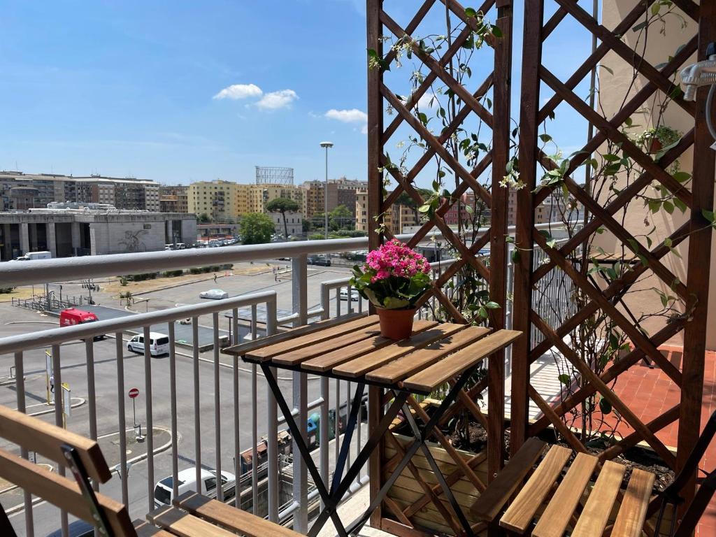 羅馬的住宿－CasaValentina，阳台,阳台上摆放着盆栽植物的桌子
