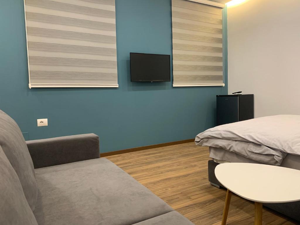 TV a/nebo společenská místnost v ubytování Vila Topciu