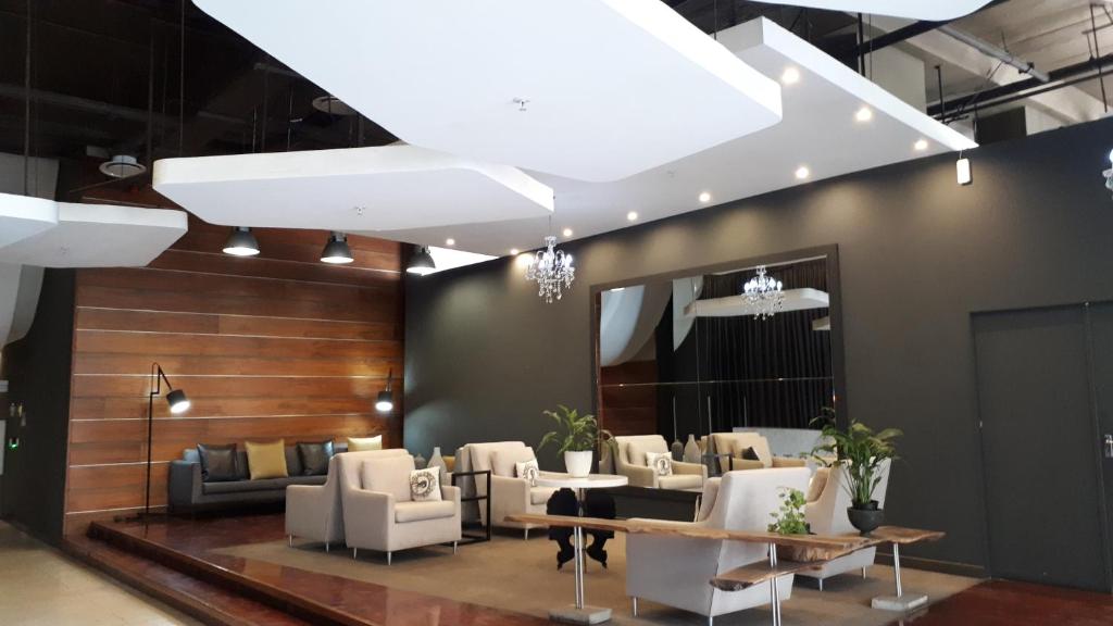 Posezení v ubytování 4 on Pritchard Luxury Suites