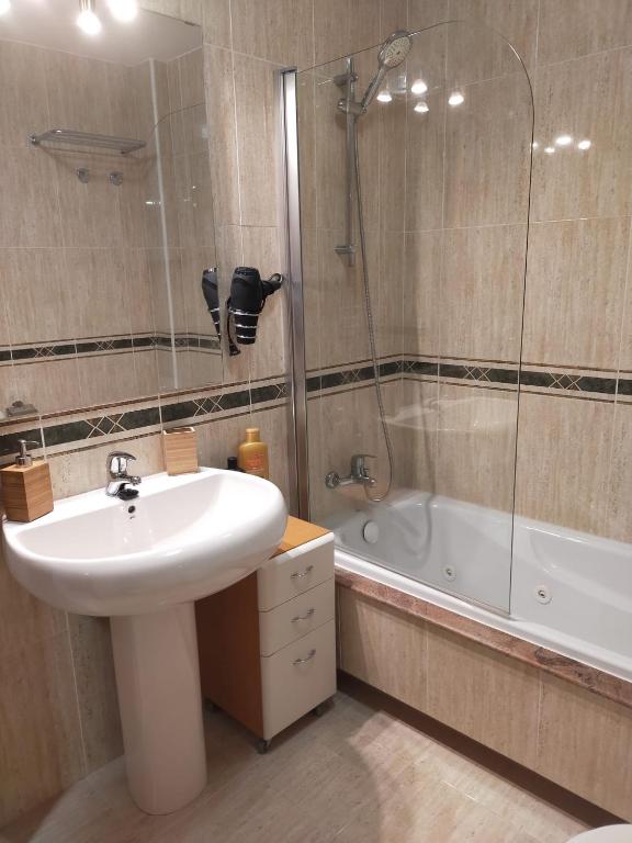 A bathroom at Ático tipo Loft centro de Mugardos