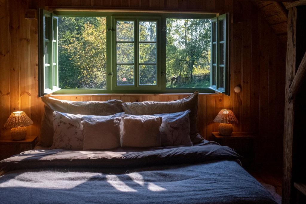 1 dormitorio con 1 cama con 2 lámparas y una ventana en ENJOY Cozy HOME Hills & Forest & Views & Gardens & Sauna Whirlpool Bath en Jablonné v Podještědí