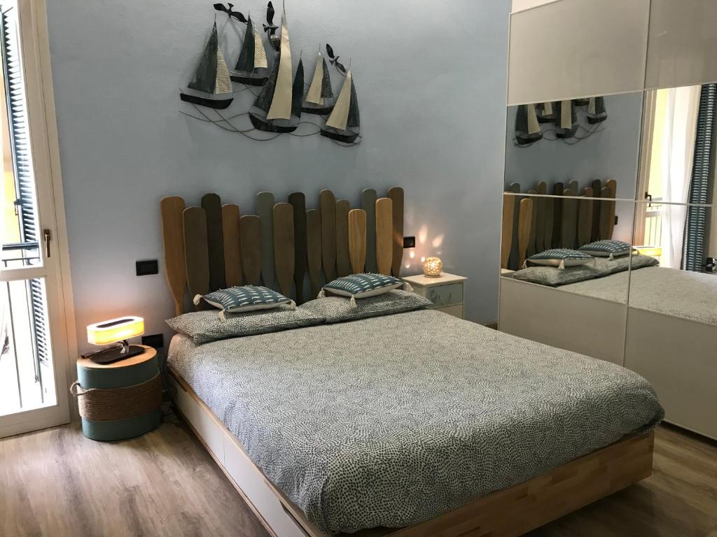 my happy place في ليدو دي كامايوري: غرفة نوم مع سرير مع أشرعة على الحائط