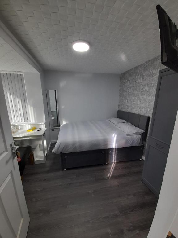 Una cama o camas en una habitación de Glorious BnB Longbridge