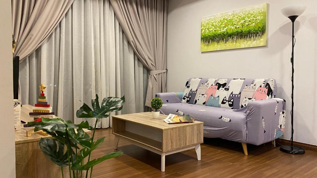 sala de estar con sofá y mesa de centro en 2BR Jazz Suites Vivacity Megamall Kuching Sarawak, en Kuching