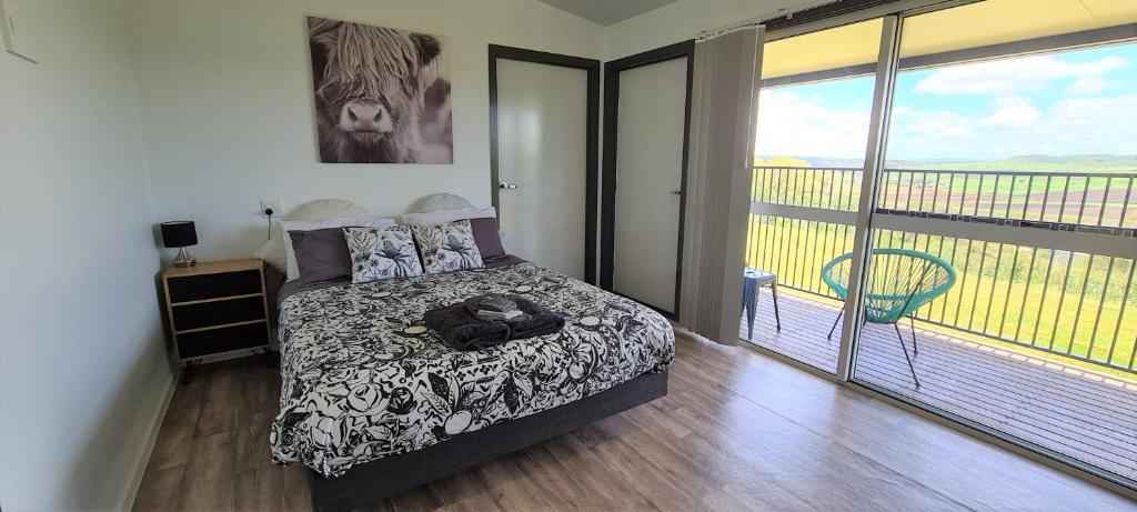 מיטה או מיטות בחדר ב-Kiambram Country Cottages