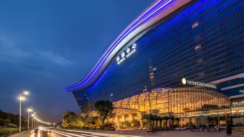 InterContinental Chengdu Global Center, an IHG Hotel في تشنغدو: مبنى عليه انوار زرقاء