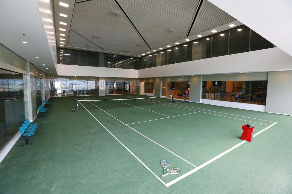 Tenis a/nebo squash v ubytování VS Hotel nebo okolí