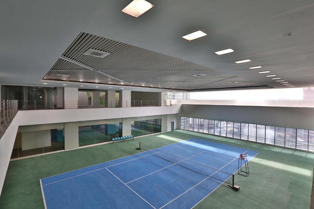 Tenis a/nebo squash v ubytování VS Hotel nebo okolí