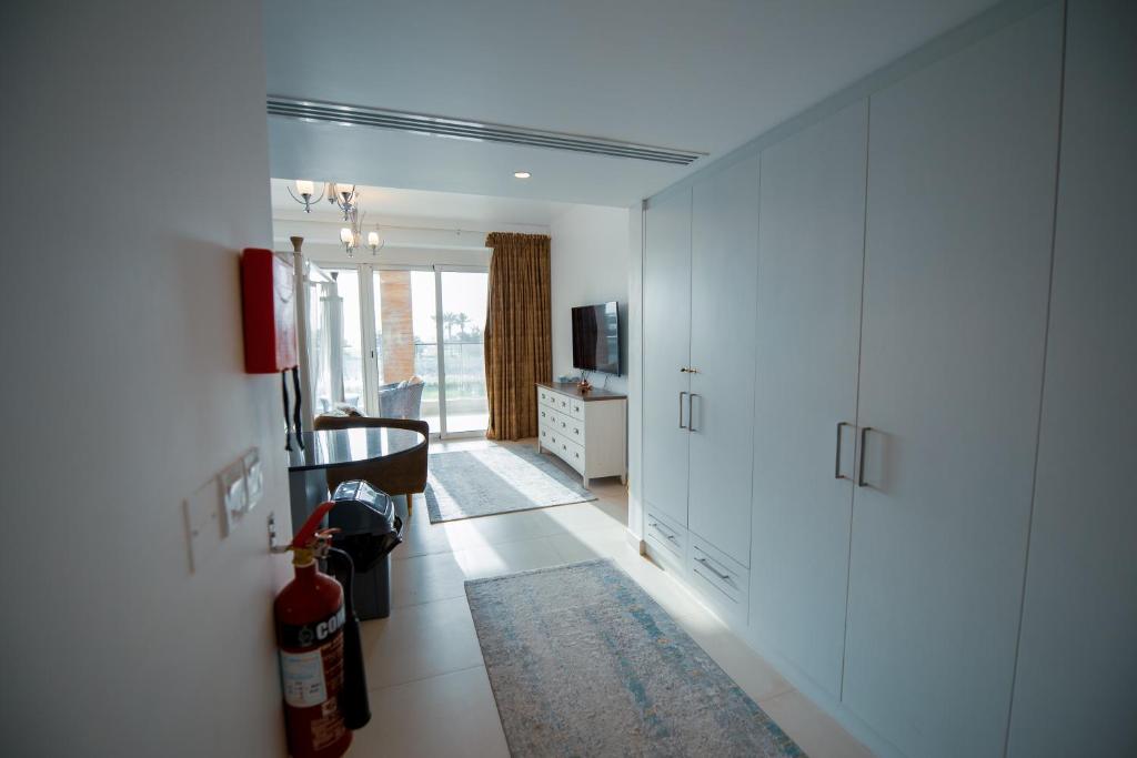 TV a/nebo společenská místnost v ubytování Jebel Sifah studio Apartment with Pool View