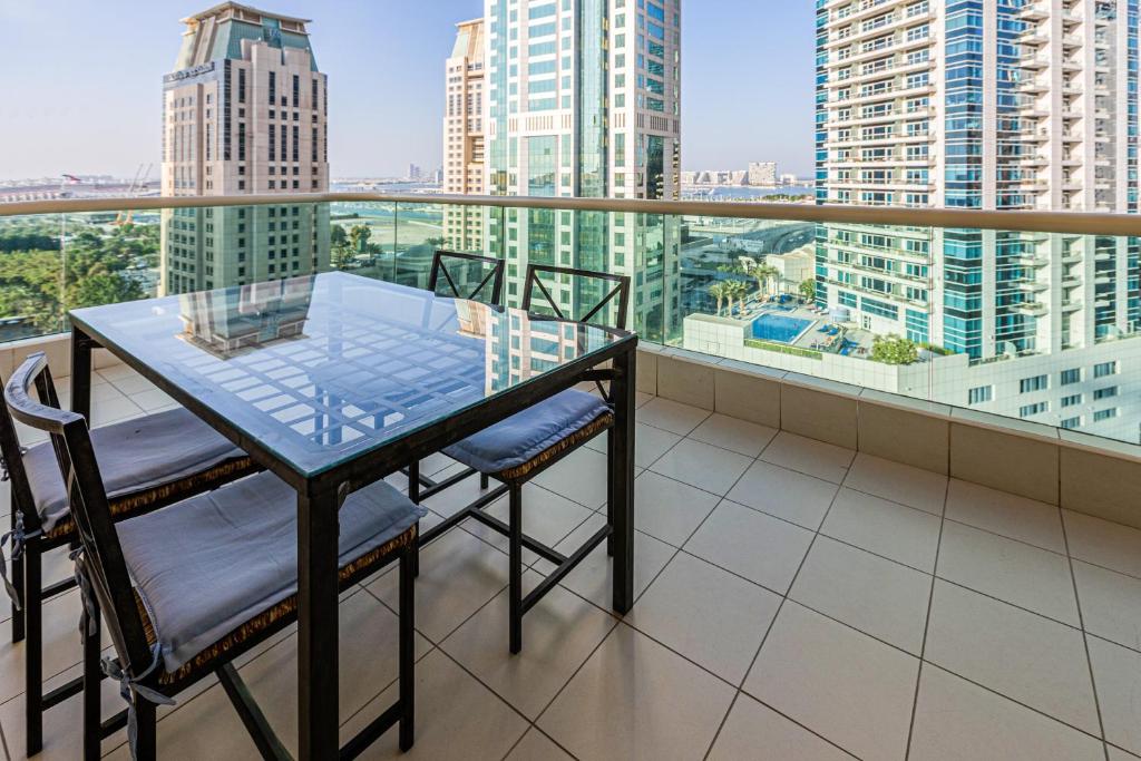 Fotografie z fotogalerie ubytování Sea View Studio 10min from beach Royal Oceanic v Dubaji