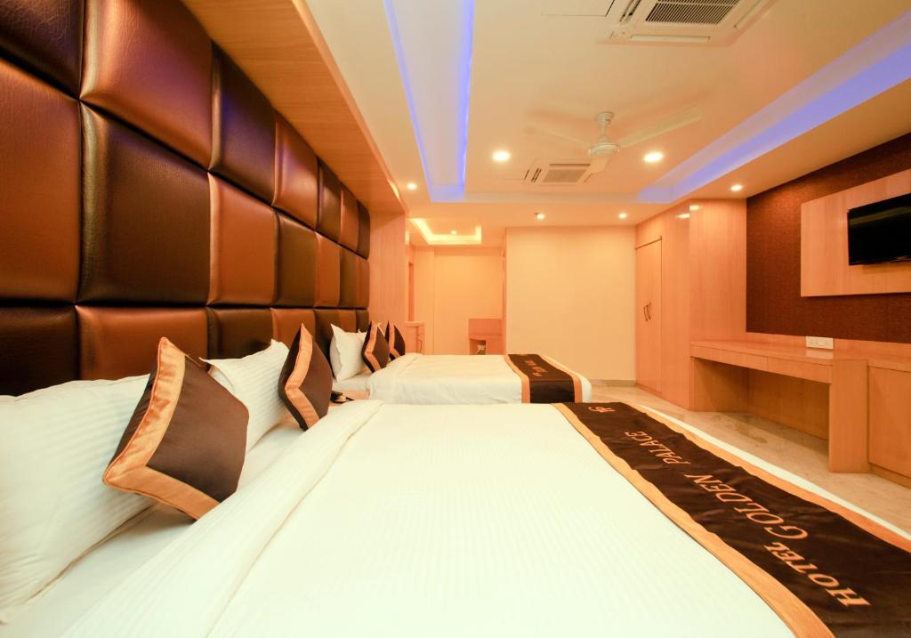 Postel nebo postele na pokoji v ubytování Hotel Golden Palace