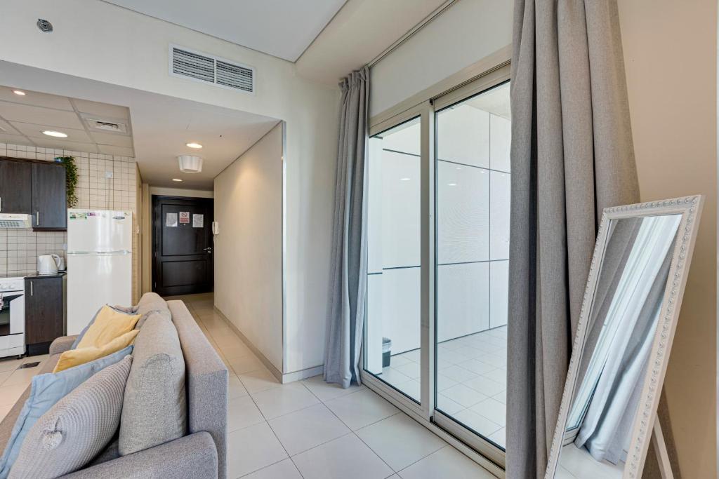 Fotografie z fotogalerie ubytování Sea View Studio 10min from beach Royal Oceanic v Dubaji