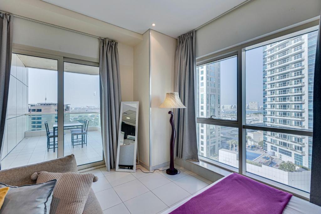 Fotografie z fotogalerie ubytování Sea View Studio 10min from beach Royal Oceanic v Dubaji
