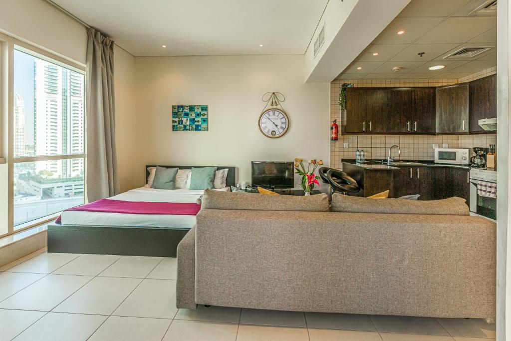 Fotografie z fotogalerie ubytování Sea View Studio 10min from beach Royal Oceanic v Dubaji