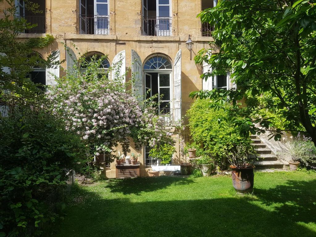 a house with a garden with flowers in the yard at Bed and Breakfast Jardin de Marie in Aix-en-Provence