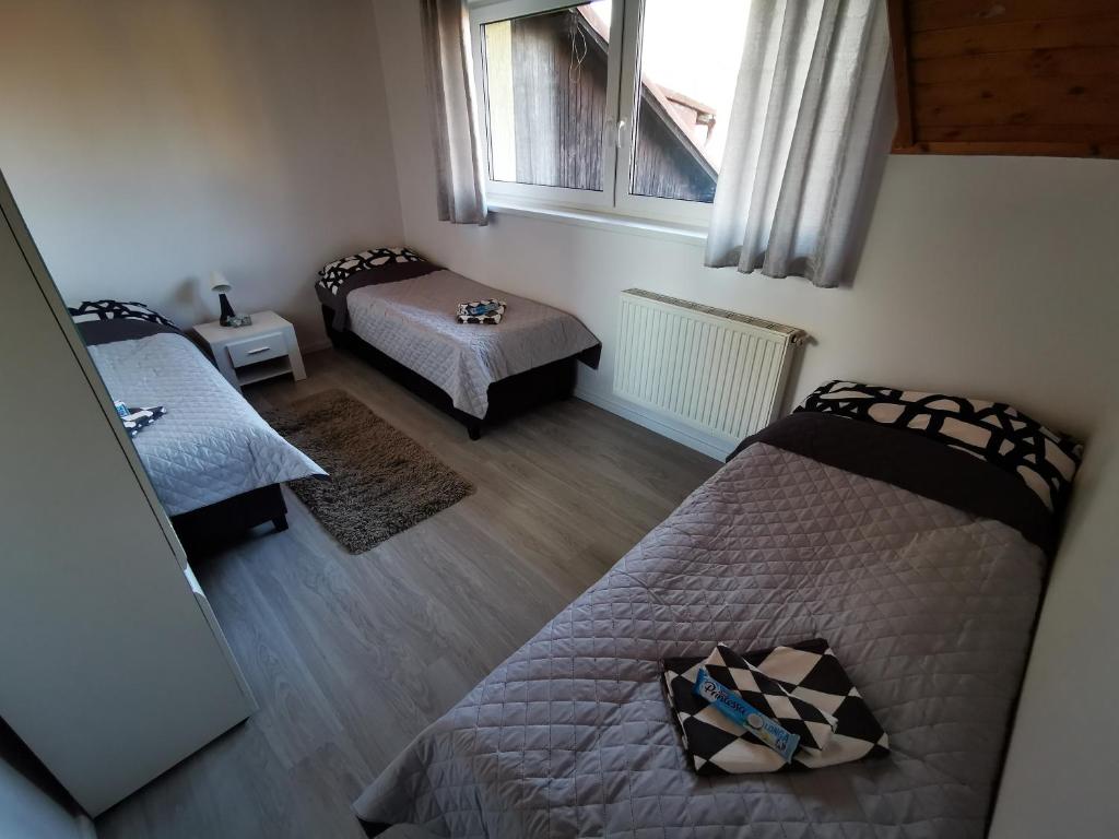 Posteľ alebo postele v izbe v ubytovaní Apartamenty Artur