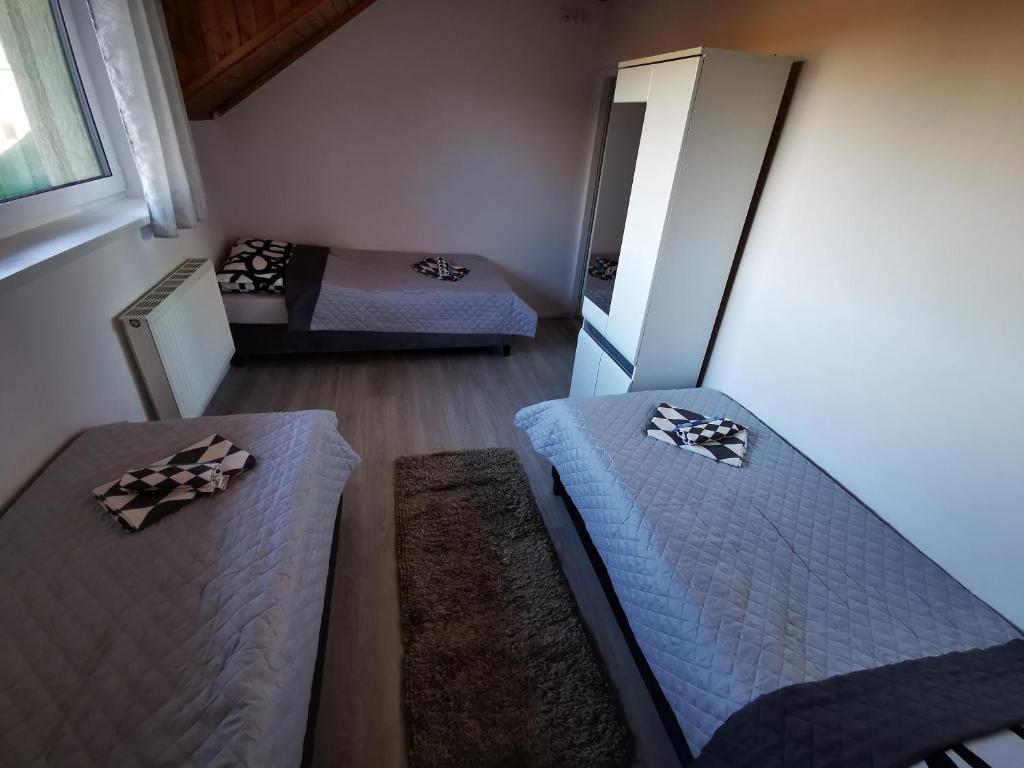 Posteľ alebo postele v izbe v ubytovaní Apartamenty Artur