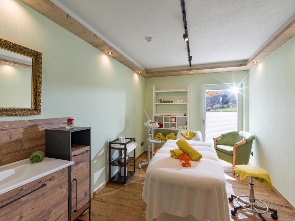 TV a/nebo společenská místnost v ubytování Hotel Waldfriede - Der Logenplatz im Zillertal