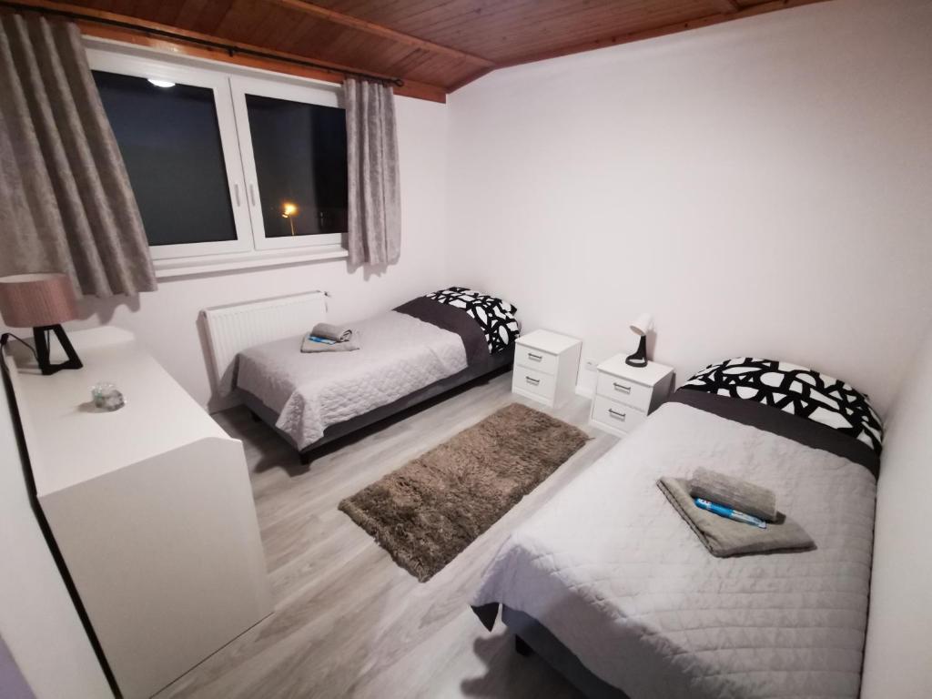 Posteľ alebo postele v izbe v ubytovaní Apartamenty Artur
