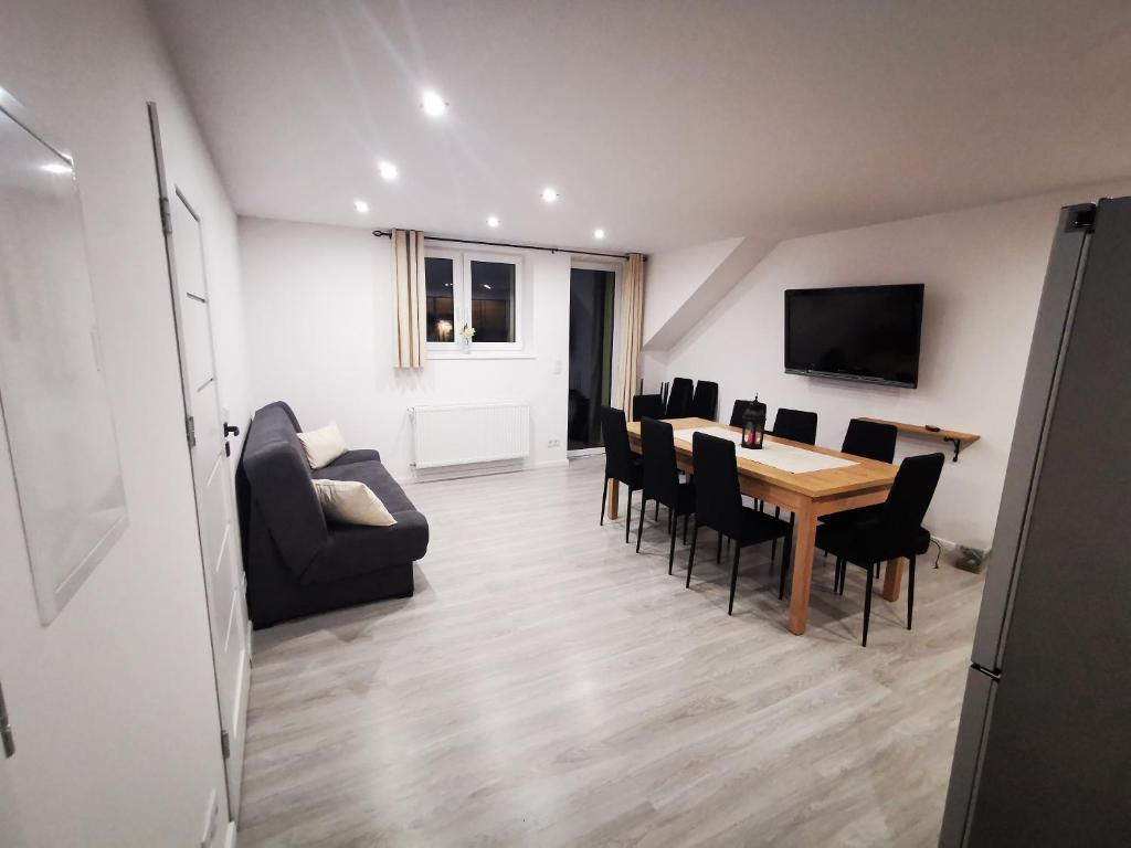 Televízia a/alebo spoločenská miestnosť v ubytovaní Apartamenty Artur