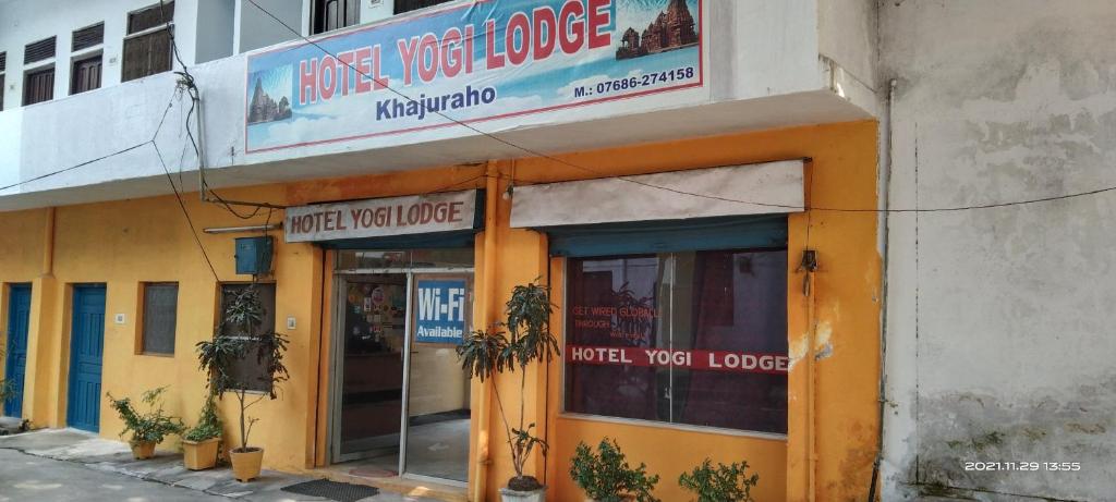 un edificio con un cartel que lee Casa Veterinaria Abrazo en HOTEL YOGI LODGE, en Khajurāho