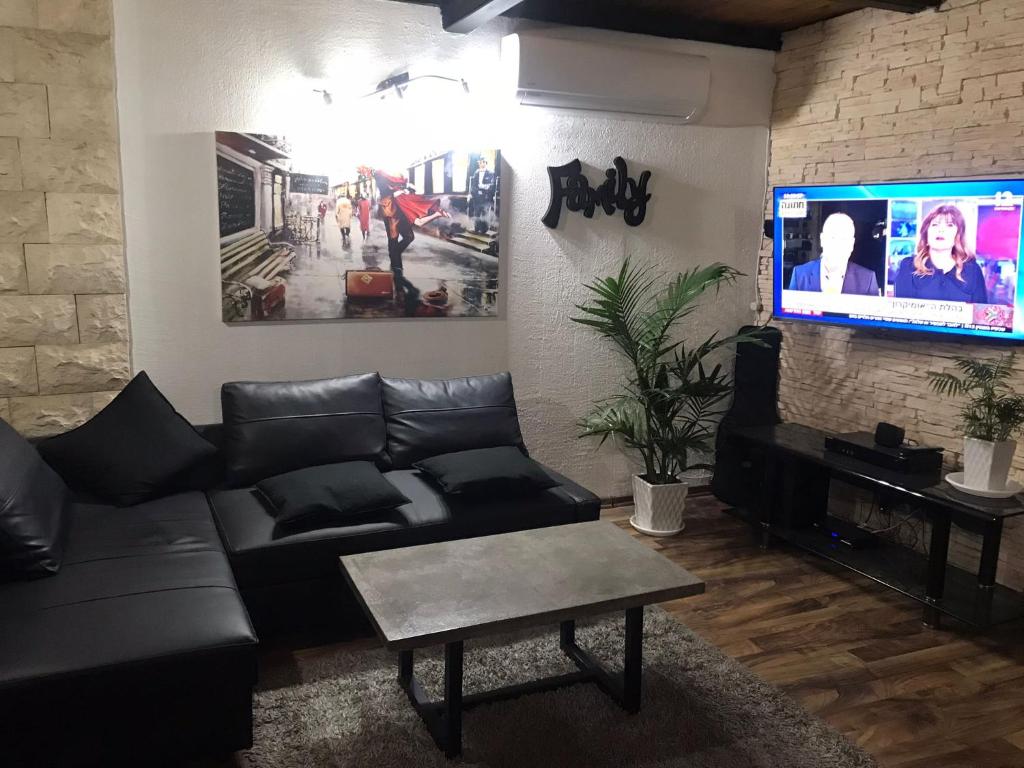 TV a/nebo společenská místnost v ubytování Bustan HaZait