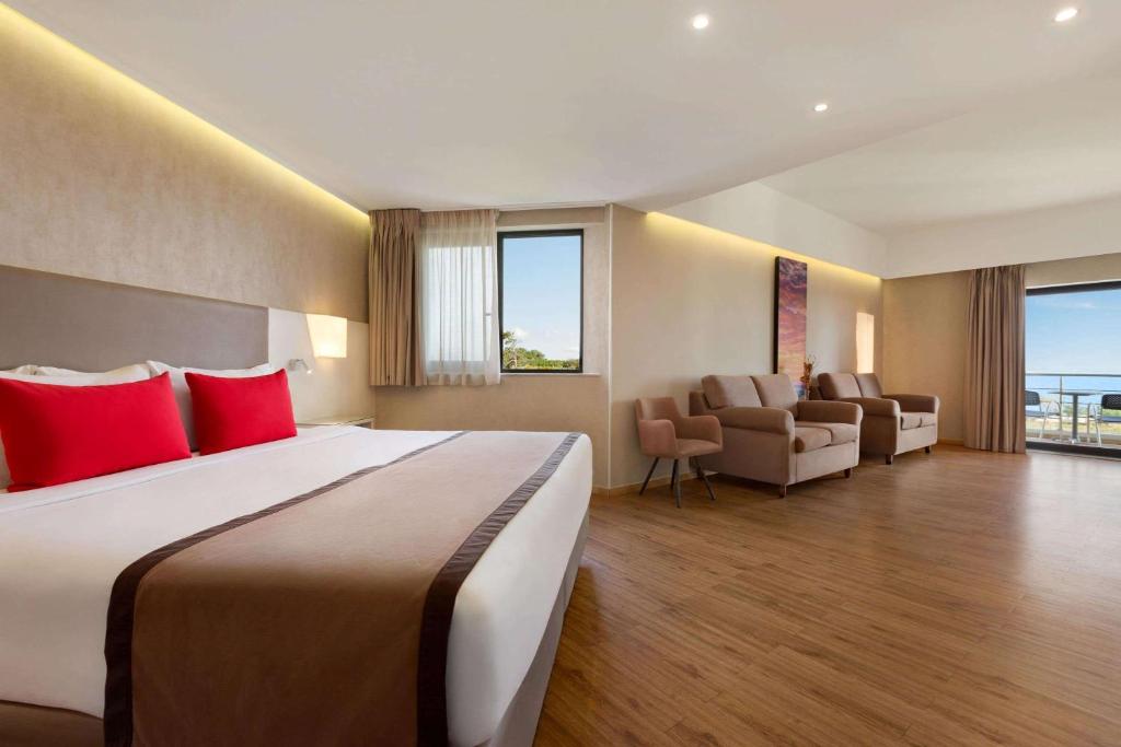 Ramada Plaza by Wyndham Thraki - Resim 28