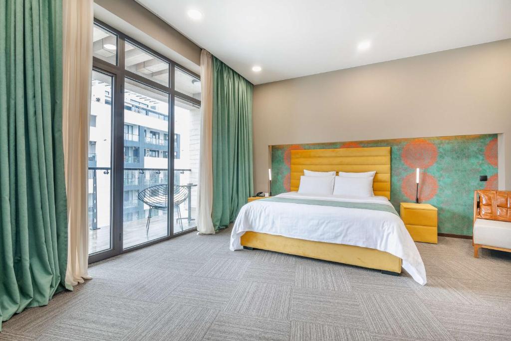 Un pat sau paturi într-o cameră la Best Western Tbilisi City Center