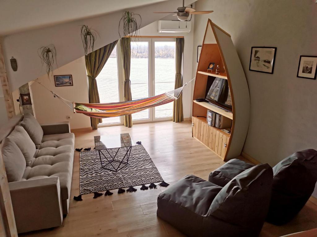 貝爾格勒的住宿－Gardos riverview，一间客厅,客厅内配有吊床