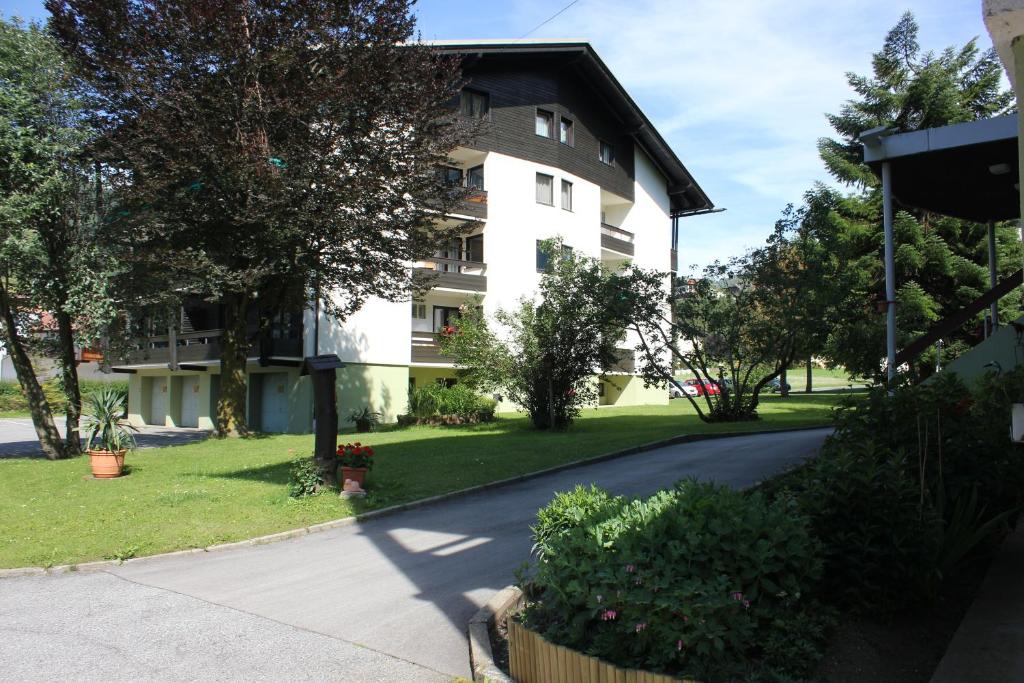 un edificio de apartamentos en una calle con entrada en Appartementanlage Thermenblick, en Bad Kleinkirchheim