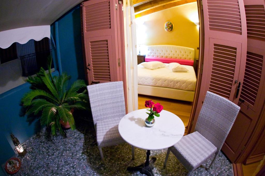 Postel nebo postele na pokoji v ubytování Kyveli Suites