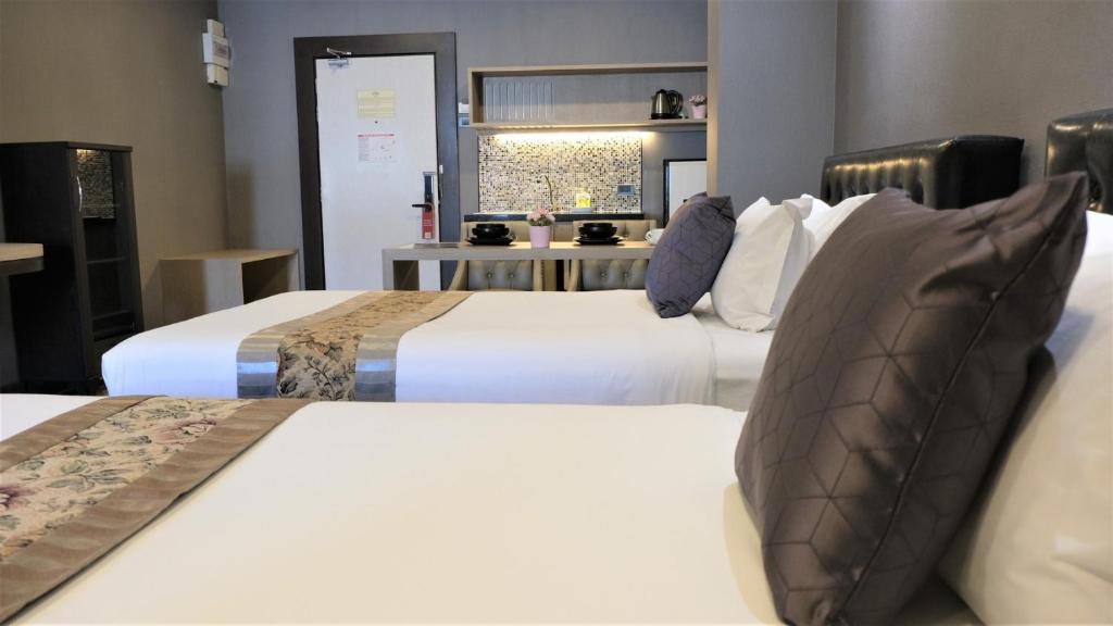 Postel nebo postele na pokoji v ubytování KTK Pattaya Hotel & Residence