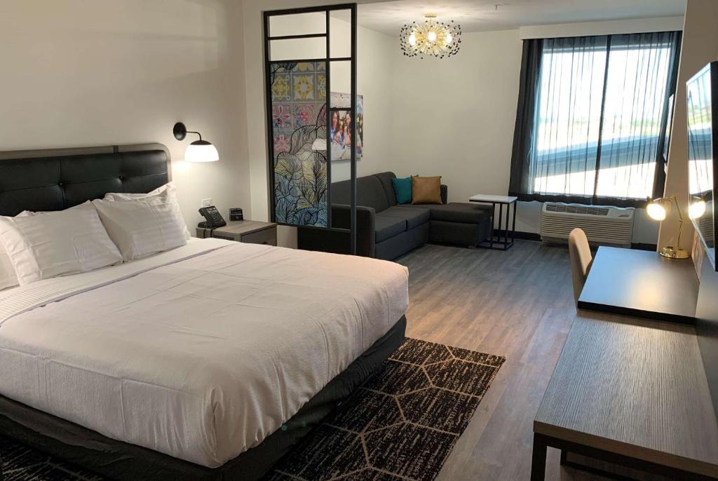 La Quinta Inn & Suites by Wyndham Maricopa Copper Sky photo