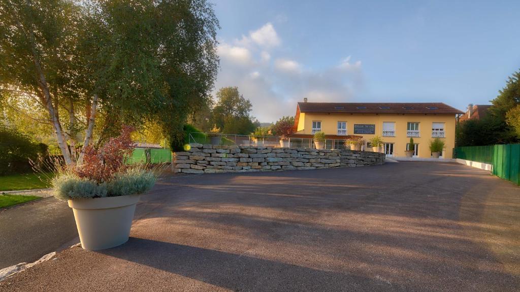 une maison avec un mur en pierre et une plante dans un pot dans l'établissement Appartement Chloé du lac, à Montferrat