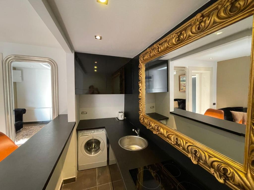 Kuchyňa alebo kuchynka v ubytovaní Luxury Suites Down Town
