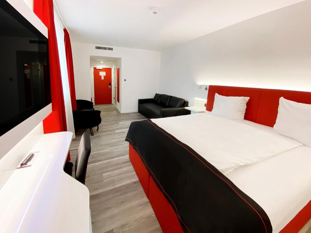 Postel nebo postele na pokoji v ubytování DORMERO Hotel Darmstadt