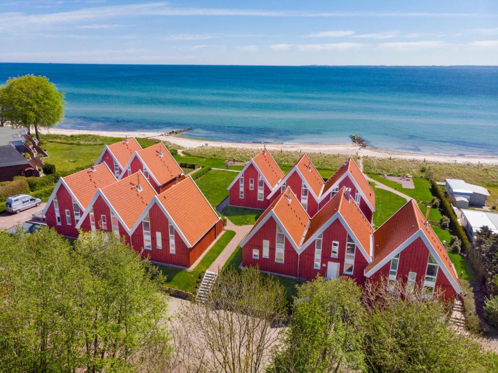 an aerial view of a row of houses near the beach at Beach 4 in Rettin