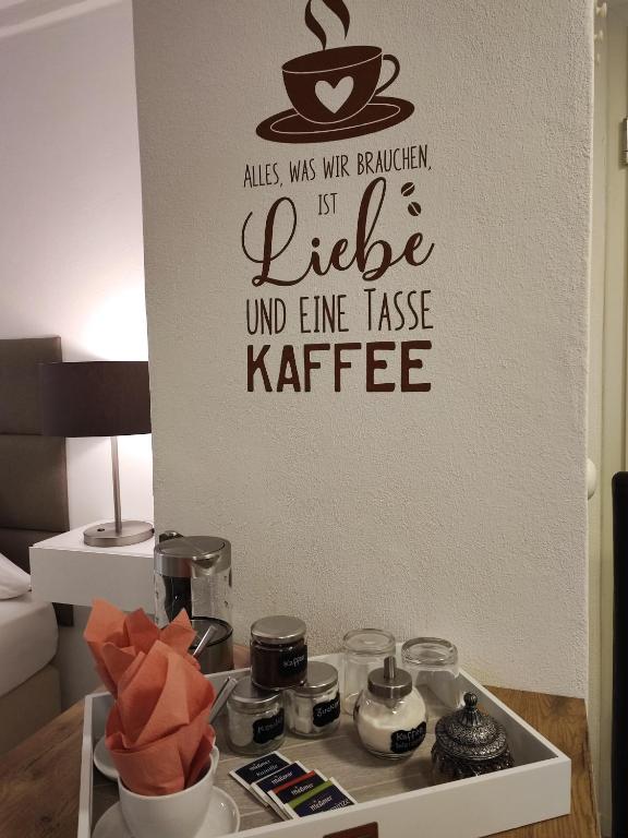 Příslušenství pro přípravu čaje a kávy v ubytování Hotelbetriebe Güldenhaupt GmbH