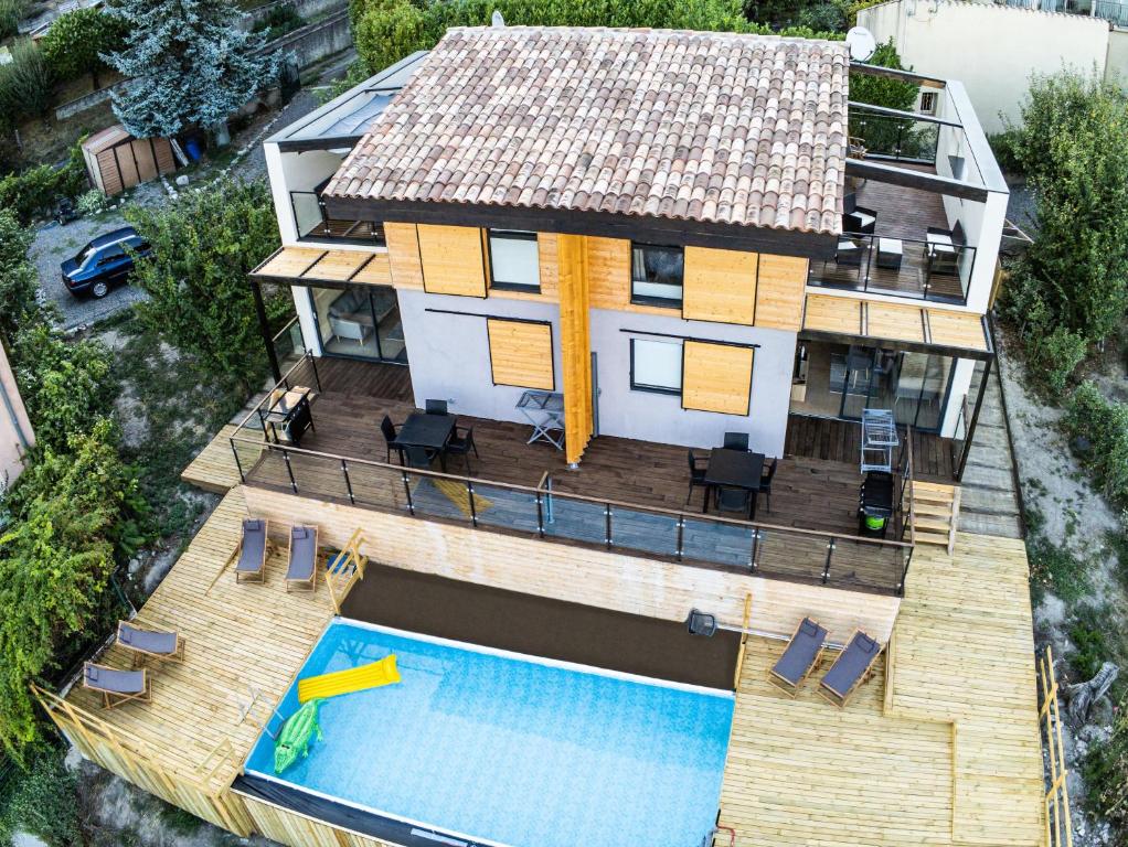 an aerial view of a house with a swimming pool at Halte Air et Go in Marcoux