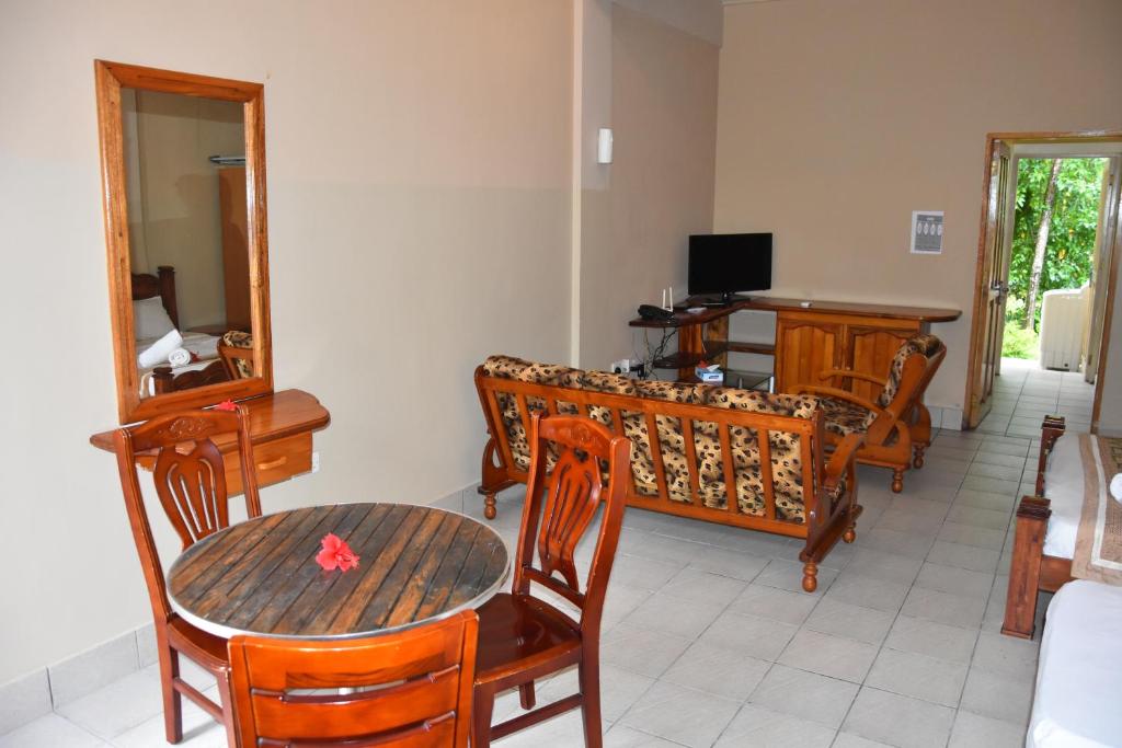 Reef Holiday Apartments - Studio