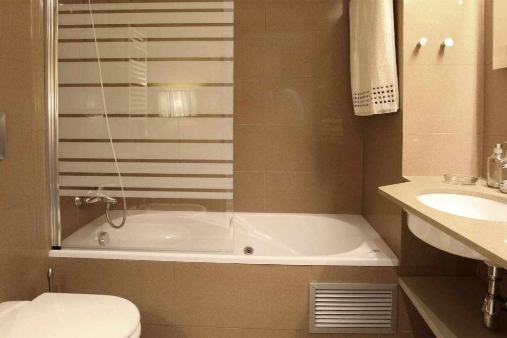 Passeig de gracia sun apartament balcony 2 bedroo - 8